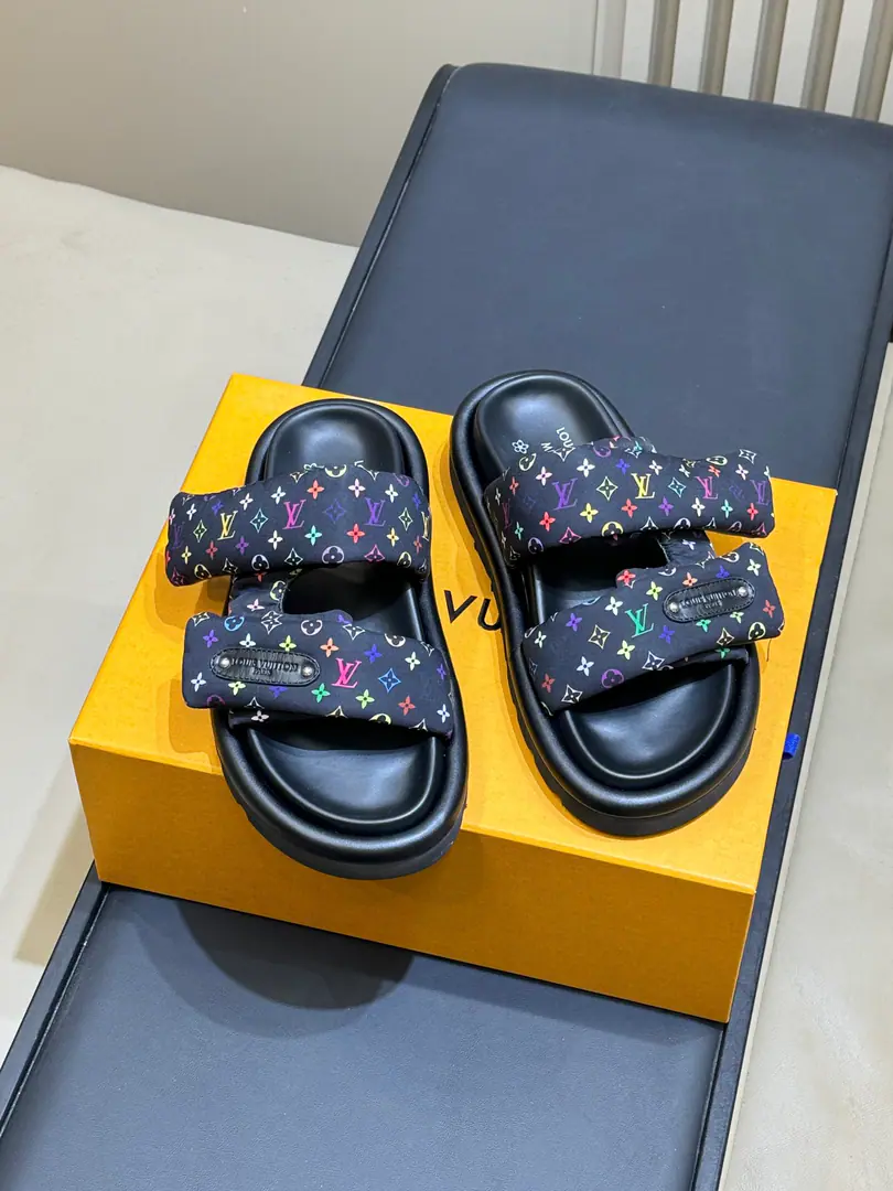 🏧𝐋𝐕 x TM Pool PlllowTop Version Bread slippers are new colours.👫Same paragraph for men and women Fly to the face of the shoe., Soft and fat., It's going to be so resilient.！ High-density bubbles on the soles of shoes, It's so light.！ It's a little sheep's skin inside.！ Female size: 35-40（40.41Do it.) Men: 39-44（45Do it.)