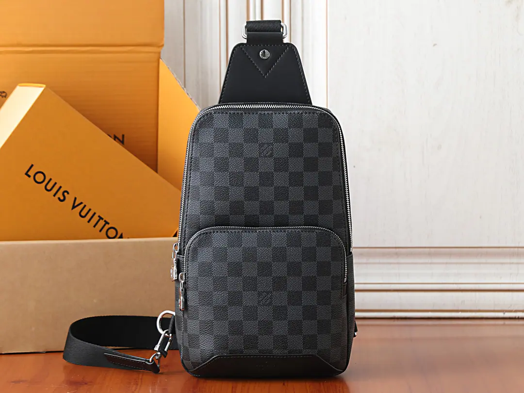 【 C01Dynamic chip】Top First List, Development of the original✨‼️This sectionDamier GraphiteThe canvas.AvenueOne shoulder bag is the perfect partner in urban life.: It's a little stylish., Show me the leisure and the quiet.. “Smart”Shoulder design, It's for the left shoulder or the right shoulder.. Design for improving back-to-back comfort. Double zipper open design, Make sure that valuables are safe.. Damier GraphiqueA coated canvas with a brimming of a brimming of a silver metal apparel and a woven shoulder belt.1- The hook., To facilitate the design of a zipper bag with a pair of zippers on the left or right shoulder.！！Model:N41719. Dimensions:20x31x10CM