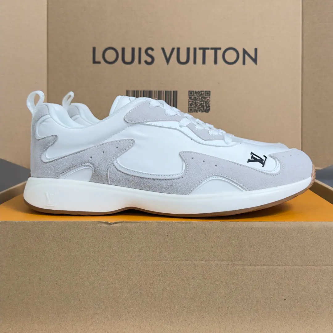 Top Version: Men LVLouis Vuitton.LHome. Donkey. FW26 NewDropSeries Leisure Sports shoes Run-shoes. Louis Vuitton's shoe-shoe series is a match for the needs of the occasion.: A-twigs and shoes, commercial or formal., Boots., Mokasin and LeFoot are all over the place., There's another brand. LV Trainer You can choose a high-end or low-end sports shoe.. Director of Creative Pharrell Williams Every season is a new classic. Send a cabinet for fine packaging🛍📦 ▪️ Fabulous.: Original custom nylon+Cow leather. ▪️ Uchi.: The original custom-made air network. ▪️ Shoes under the sole.: Original modeling of slide-resistant rubber material ▪️ Bottom: 3.5CM ▪️ Size: Men39-45
