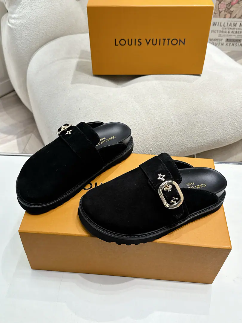 I'm sorry, but I'm not sure I'm gonna be able to get a new purse. winterbreak comfert Flat slippers.LV Letters andMonogram The skin of the flower-drawn pattern., It's a mix of wool., It's all right to wear it inside and outside.. Pure wool., High-density foam material from the water table, Light and comfortable., There's a certain thickness on the soles., It's good to be up and up.！Fine. size:35-45