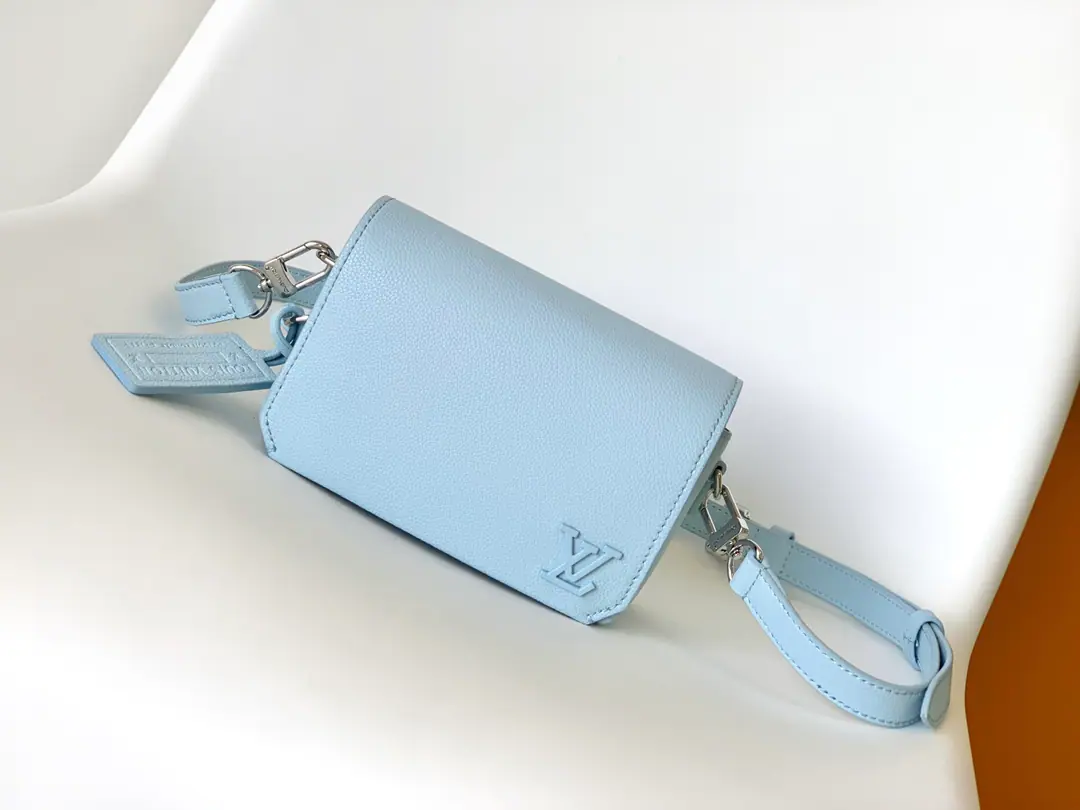 ¥Special price M82085Old flower. Black flower. Black Full Skin 82804Amaran82367Cyan. 82281Top sheet of asphalted ashFlap Mini-bags for the leather., The inspiration for the trimmed edges is that LV Aerogram The series's original version of the old French airmail.. LV Letters with Details, The button flipping is opening up a full layer., Reconciling shoulder belts to facilitate back-to-back transport. 17.3 x 12.0 x 7.0 centimetres (Long x High x Kuan) " • Cow leather. • The leather side of the cow. • Built liner • Metal • Magnetic button flipping caps • The zipper bag. • Back pocket. • Shoulder belt.: Disableable, Adjustable • Half a band.: 45.0 centimetres • Half a length of the belt can be moved.: 58.0 centimetres