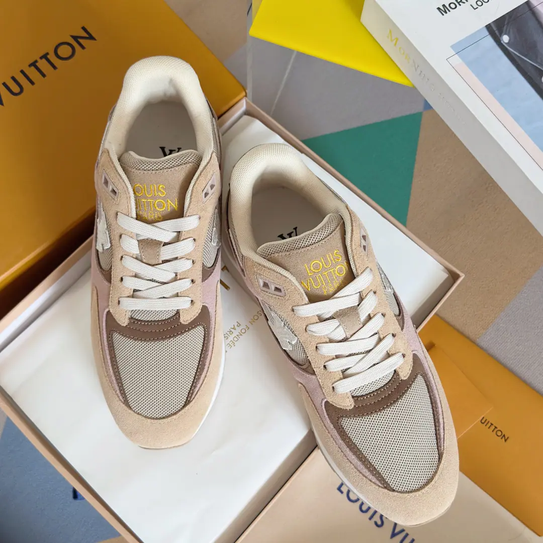 Top Version: Men LVLouis Vuitton. LHome. Donkey. RUN AWAYSeries Leisure Sports shoes Original procurement development Make the goods. Paragraph Run Away Sports shoes, fit. Monogram Daningbu and the technology grid., Showing the inspiration of running shoes.. Don't get into the work detail., Embroidery LV The letters were swayed over the side with the long tail of the comet., Louis Vuitton's logo is a shoe-strap. Send a cabinet for fine packaging🛍📦 ▪️Fabulous.: Original import of head-level cattle skin+Network ▪️Uchi.: The original imported air network. ▪️Shoes under the sole.: Original OpenEVA+TPUMaterial ▪️Bottom: 4CM ▪️Size: Men39-45（Custom46/47）