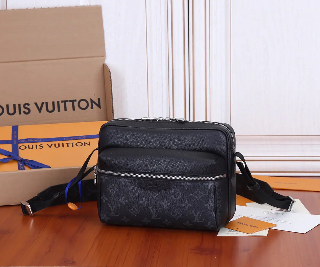 【 C01Dynamic chip】Top First List, Development of the original✨‼️Louis Vuitton. Taïga Leather versus Monogram The comb of canvass. 2019 Spring and summer., Yes. Outdoor The bold design of the postman's bag is colored with harmony.. The silver zipper and the metal piece are fine with details., A smooth shoulder belt creates a light back experience.. Taïga Cow skin and Monogram Eclipse A coating cloth with a fabric lined with a metal piece, a central zipper, a zipper bag, a pocket in front of a zipper, and a bag in undismantled form., Regable shoulder belt！！Model:M30233. Dimensions:29.5x20x10.5Cm