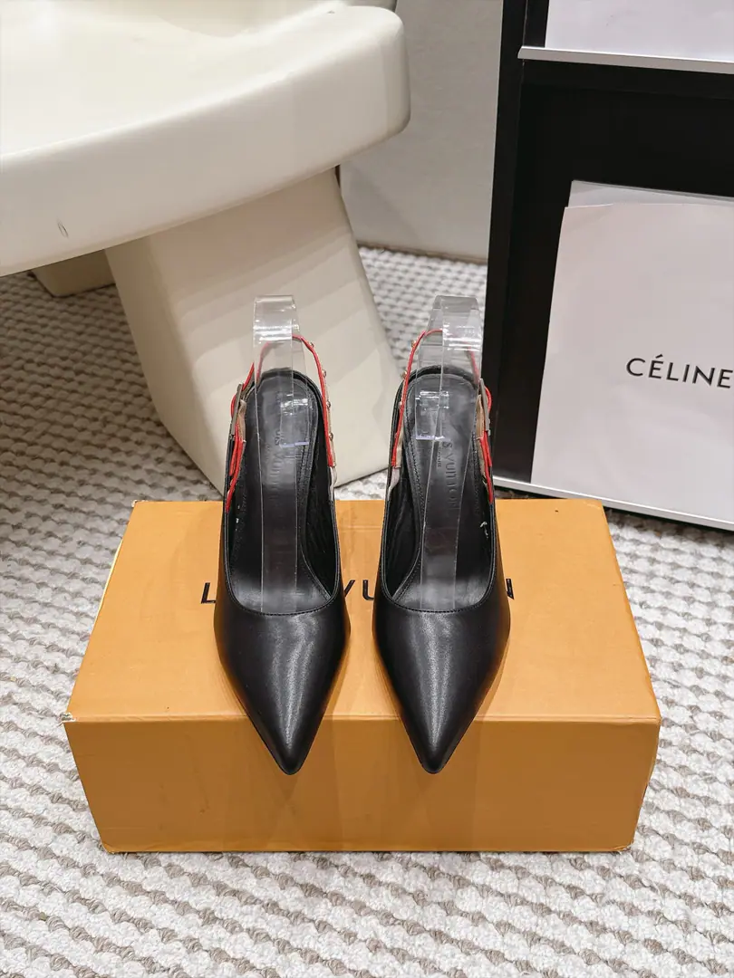 Top Quality Louis Vuitton 𝟐𝟎𝟐𝟔The sandals are empty behind the new heel. Picking cattle skins/Special bright spot.+Rear-and-regulating buttons design！Precision.LVMetal cutts+Pointy alien roast paints fine and tall.+Brand brand markings on heels., A long, sharp, stunned, leg-twig line.～Siu Gao and Elya are welded to their feet.～Xiang Fung～ Daily commute Dinner. I'm not dating anyone.～The atmosphere is steady and steady. - The upper foot is a good one.～Very advanced.～It's easy in every setting.hold- Yeah, I'm fine. Shoe.: Importing cow skin+- The drill. Littre: In the sheep's skin./Foot. Shoes under the sole.: That's a big one. He's tall.: 9cm Size: 35-41（40 41Make a no-refund order.）