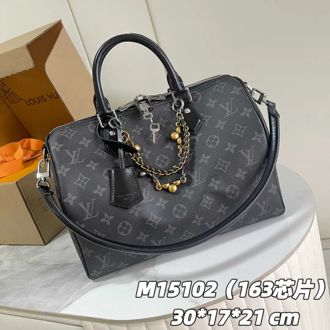 【 C01 Chip version】 Internal pricesP Paragraph: M15102, Original List Enhancement💪【I'm taking a background picture.】Paragraph Speedy Soft 30 The bag came from Ski Series, By Monogram Eipse The canvass is a classic design.. Double chains., The wrinkle leather key bag and the marking locks show the details of beauty., Suitable sizes to accommodate tablet and routine requirements. 21 x 17 x 30 centimetres (High x Kuan x Length)
