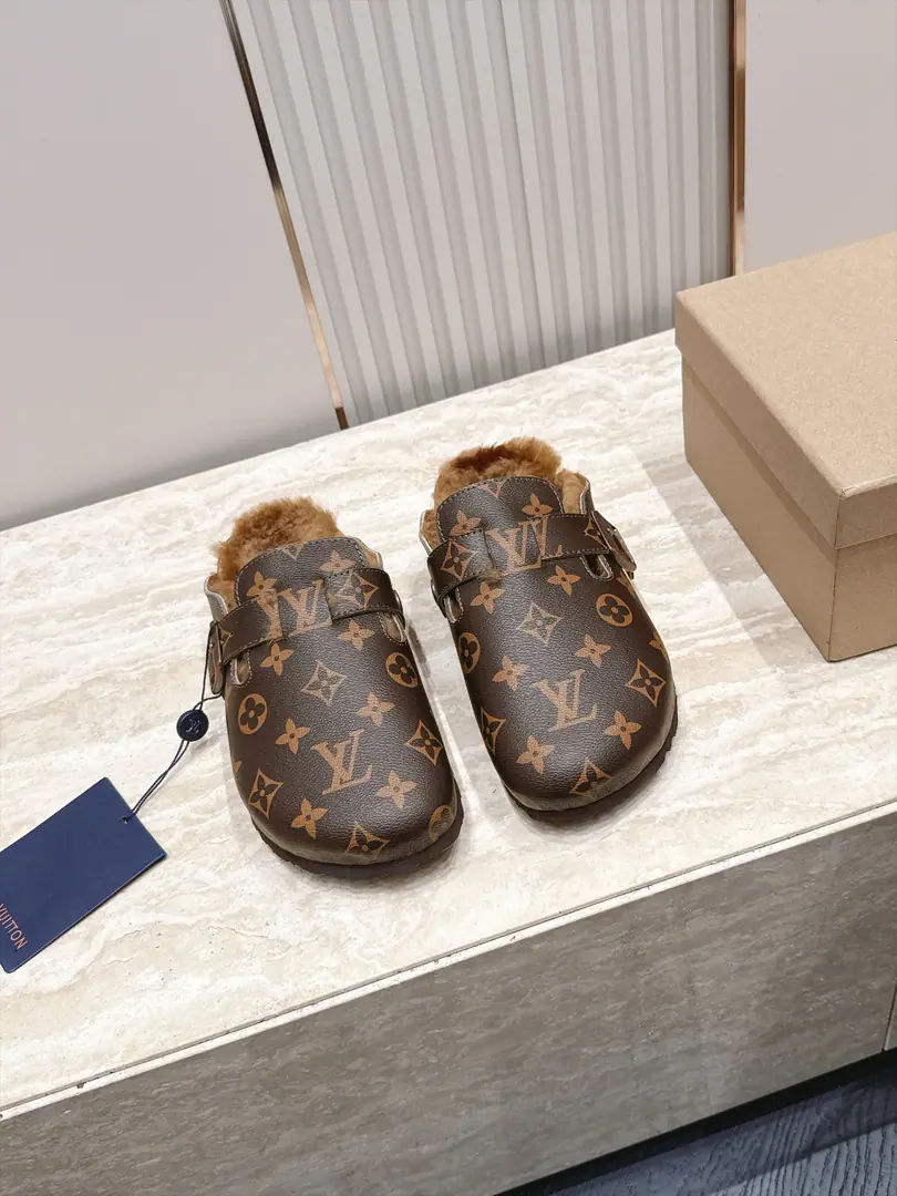 Couple money. Maurice. LV New paragraph Bought a bag of bracken and half. Shoes. I want to combine Mortenian with classic design., Use of a furded cow leather shoe., Shoes with belts on their face., Metal buttons., Semi-traw design style, In wool., He's warm and leisurely and comfortable., The insides of the cow leather., A classic stamp of the brand., The dented rubber soles show a sports and leisure style.. The upper foot is comfortable with the air.！ ✔️Size: 35-45（Women40 Men45I'll make sure I don't change it.）