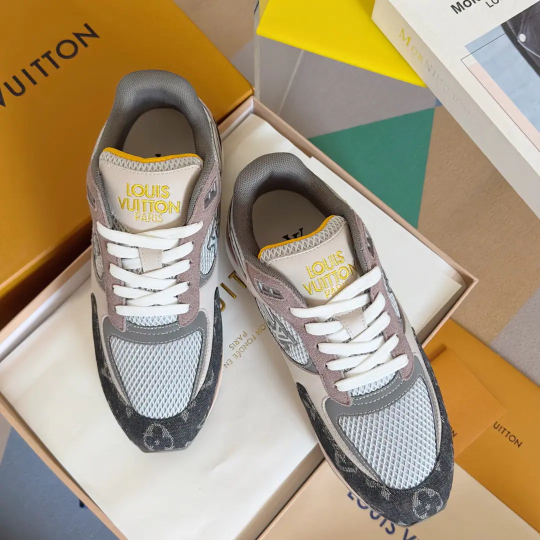 Top Version: Men LVLouis Vuitton. LHome. Donkey. RUN AWAYSeries Leisure Sports shoes Original procurement development Make the goods. Paragraph Run Away Sports shoes, fit. Monogram Daningbu and the technology grid., Showing the inspiration of running shoes.. Don't get into the work detail., Embroidery LV The letters were swayed over the side with the long tail of the comet., Louis Vuitton's logo is a shoe-strap. Send a cabinet for fine packaging🛍📦 ▪️Fabulous.: Original import of head-level cattle skin+Network ▪️Uchi.: The original imported air network. ▪️Shoes under the sole.: Original OpenEVA+TPUMaterial ▪️Bottom: 4CM ▪️Size: Men39-45（Custom46/47）