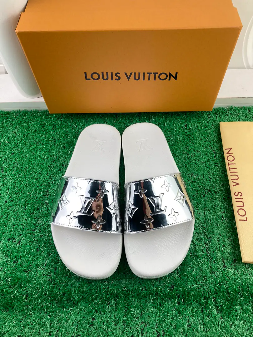 【LOUIS VUITON】2021Louis Vuitton's slippers., Original1.1Make a reservation., The classics of the cabinet.. Heat of shoes.logo, The top counter.logo, No details are missing. This slipper is a special hot spot. The material is made in parallel with the cabinet.. Colours: Multi-Currently Optional, To customize size:Female: 35/36/37/38/39/40/41/42 Men: 38/39/40/41/42/43/44/45/46