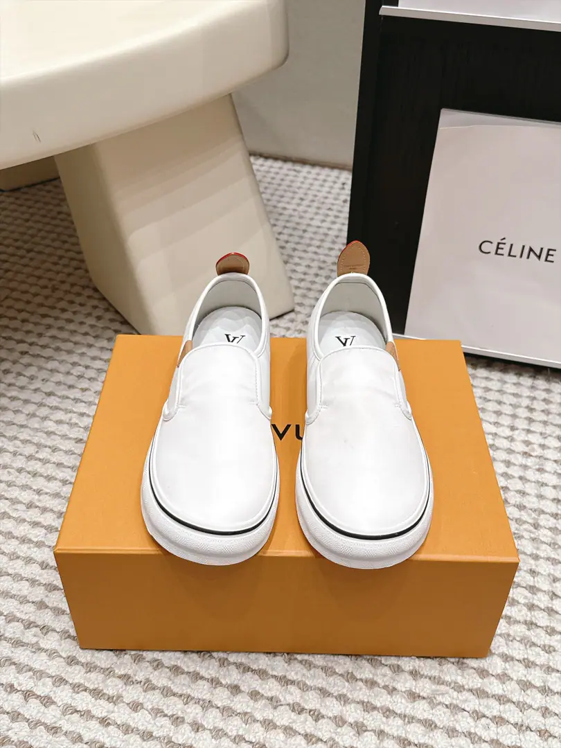 Requisition level #Men LV 27/New paragraph The joint name of the Fed.Combi Men's leisure shoes. LV Louis Vuitton. 27ssThe joint name of the Fed.CombiSeries Thick Leisure Sports shoes LeFlell Shoes. Shoes. Louis Vuitton introduced a new version.2027Show series. These new personal styles. It's bringing us different styles. Fabulous.: Original customized imports of cattle skin/Layout Uchi.: Original custom customised in soft sheep skin Otsumi!: Original modeling of slide-resistant rubber material Bottom: 2.5CM Size: Men39-45
