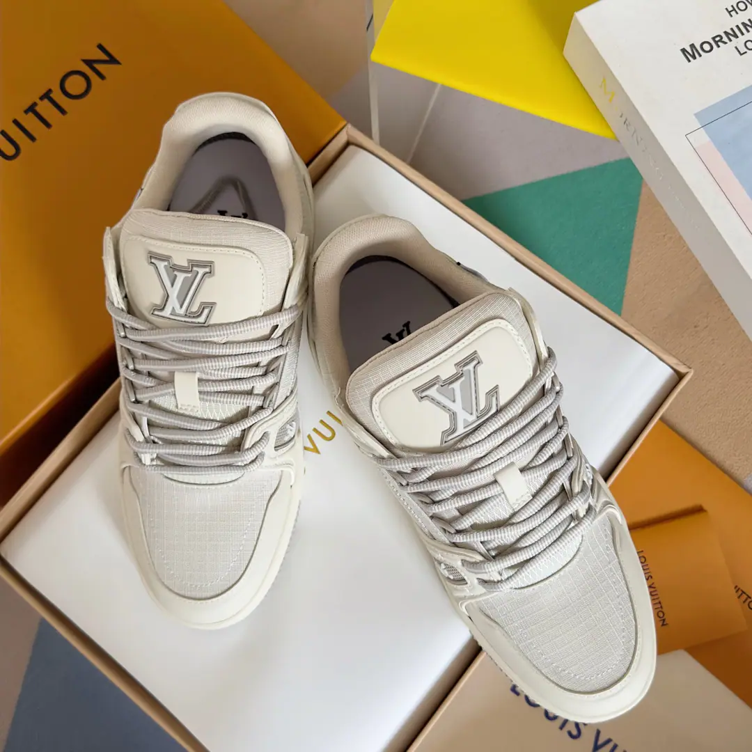 Top Version: Men LV TARINELouis Vuitton. Donkey. LHome. Couple money. Leisure Sports shoes Skis. Original procurement development Make the goods. Paragraph LV Trainer The sports shoes are inspired by the leather of a peared cow to recreate the ancient basketball shoes., And then we'll make it out in bright colors. LV Colormania Series Identity. Shoe. LV Alphabet and external Monogram The rubber labels, flowers and so on, perfected the whole thing. Send a cabinet for fine packaging🛍📦 ▪️Fabulous.: Original customized import of head-level cattle skin ▪️Uchi.: The original custom-made air network. ▪️Otsumi!: Original Open Model Slide-InTPUGroup Bottom ▪️Bottom: 3CM ▪️Size: Men38-46