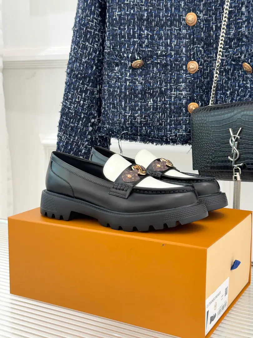 🏧𝐋𝐕The top donkey brand. The classic old flowery, thick, leisure shoes. It's super patient. The details are so great. The upper foot is very comfortable. The fabric is original calf skin. The insides are all sheep's skin. Original modeling, slide-proof floor size: 35-41 [40/41Custom]