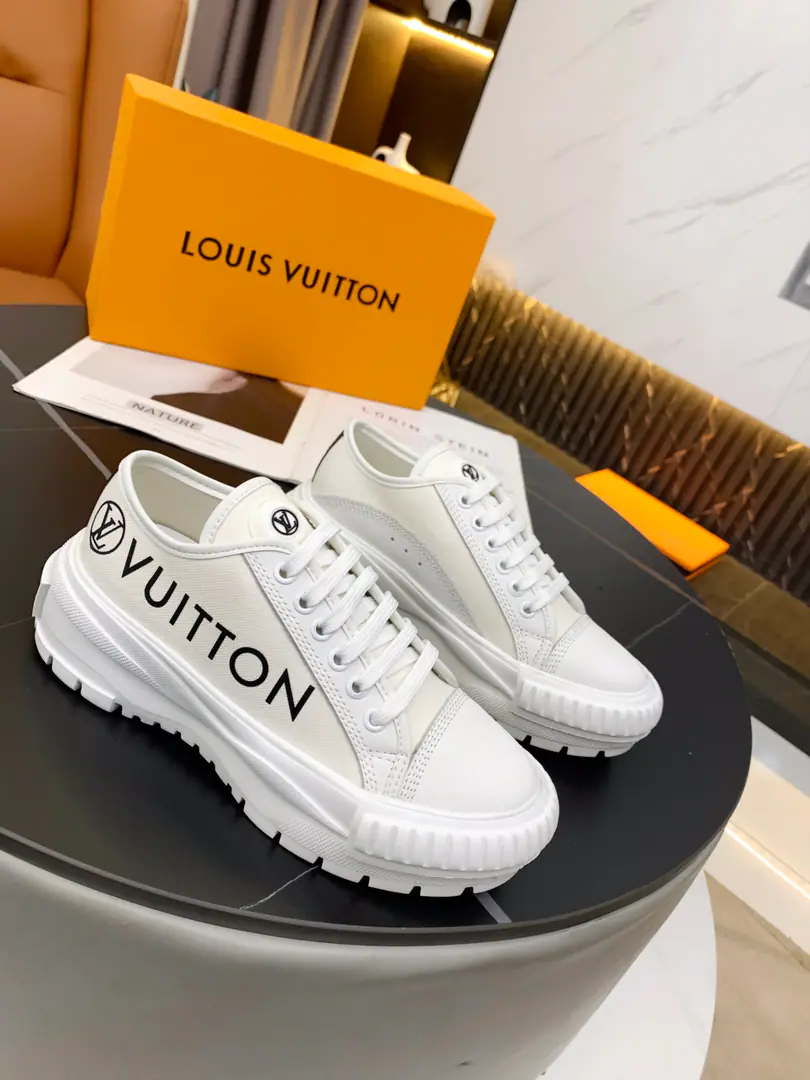 Latest🆕LV Squad Louis VuittonThe canvass. Louis Vuitton. Original development ♪ A fine canvas and a little cow's skin ♪, It's on the side.logo lv circleand vuitton♪ And the tide of youth ♪, The unique personality grows to be a different fashion style. Shoes under the sole.: TPUOtsumi! Fabulous.: A good canvas.+Cow! Thick: 5cm Colours: 4Color Codes: 35-41