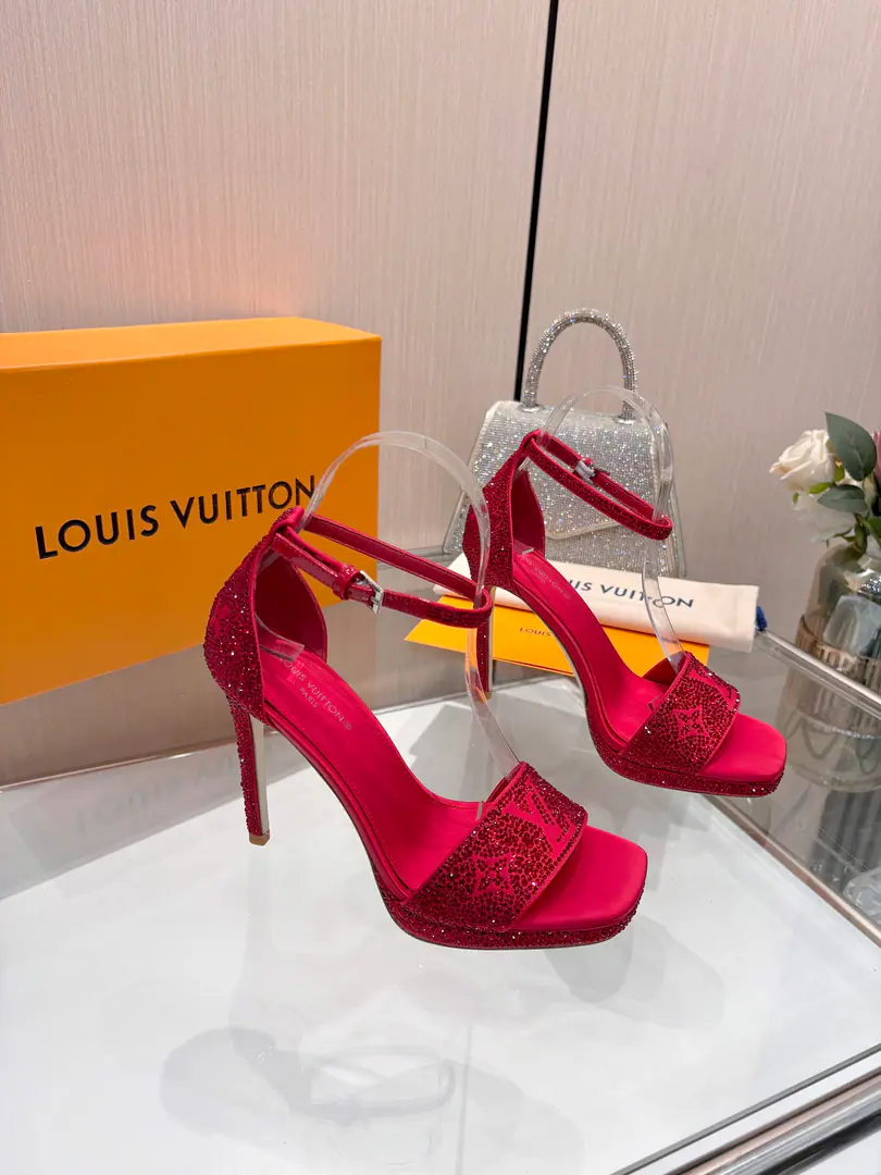 Plant price Requisition level】, Louis Vuitton 2026The official spring and summer series.！Perfect., New heels.🆕, Synchronise update of the network Lv- The drill.“logo”With a little bit, Shoe-face ironing rig., The details are full., The effect visual feast.💯It's hard to hide.lvThe grace is just fine., The upper foot is comfortable., Women are so good.. New original inverted, model, Extreme1:1shape, You're a good worker., Importing high-end fabrics shows a sense of precision.！ Fabulous.: Importing silk cloths Uchi.: Quality sheep skin. Foot.: Jelly., Italy is a big-ass country. 11- The squares./1.5A cubic water table covered with face skin Codes: 34-41（34.40, 41, Customize or not change） ​