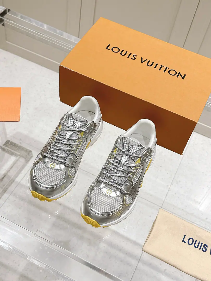 LV Louis Vuitton.LHome. Donkey. LatestOlympiaSeries Couple money. King of Silver Horn. Leisure Sports shoes Run-shoes. Paragraph LV Olympia Technical and technical materials such as the mesh and metal-skinned leather for the integration of sneakers, Design classic shoe remodeling with a simple and easy view.. Light EVA The exterior performance is a snuggler.. Monogram Presses with LV The letters and the details are rich enough to create a sense of recognition. Send a cabinet for fine packaging🛍📦 ▪️Fabulous.: Original imported technical fabric+Network ▪️Uchi.: The original custom-made air network. ▪️Shoes under the sole.: Original model rubber bubble material ▪️Bottom: 3.5CM ▪️Size: Female35-40 / Men39-44