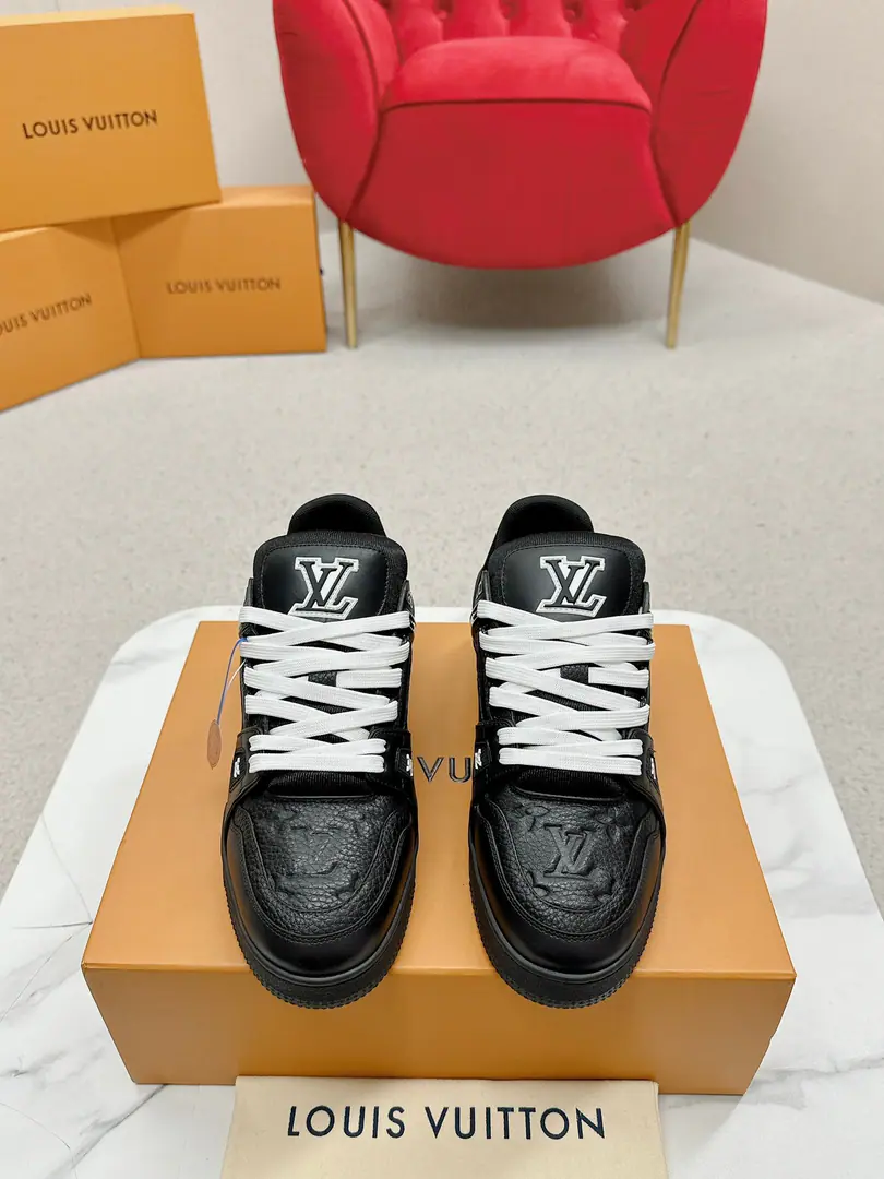 L•V TRAINER Sports shoes This version.L•V TrainerThe sneakers are a piece of fabric.MonogramCowboy., There's a remodeling effect on both colours and scales.. That's a sign of the way it is., It was originally Virgil.·Abouro designed it., I've been reading old basketball shoes.. It's got a very elaborate shoe face., It takes Louis' craftsmen seven hours to sew., It's supplemented by a double-coloured rubber.. Shoe tongue and side.L•VLetter The side with the handwritten Louis logo shoe with the side.Monogra*The flowers are on the outside.Monogra*Flowers. Codes: Female35-40 Men39-45