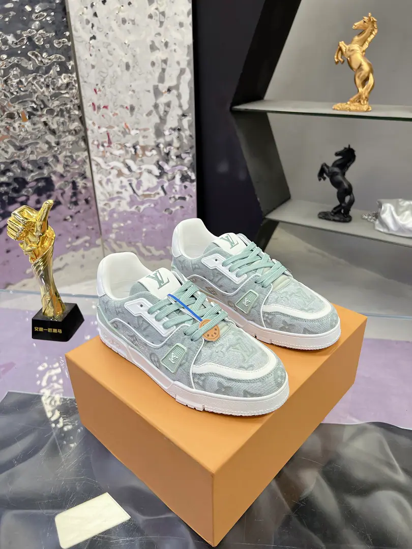 Plant Original development Quality out. Welcome to the comparison. ❥❥❥❥❥❥LVShoes Series LV Trainer MaxiThe sneakers bring in the loose contour of the dress series.VirgilAblohIn the pen.LVTrainerSports shoe design, Yes.2026Spring and summer boys show.. The skin of the cow and the face of the skin, the fabric and the laces., And with a bunch of beads, you can see the classics.. LVLetters with shoe tongues, MonogramFlowers are outside.. Mixed Materials It's made of top-deep cow skin., Import custom-made cowboy cloth packages, Coarse shoe tie-tape design, Sideband Monogram Big stamp., Shoe tongue and back heel.”lv 54“Emblems., There's a rubber coat. Monogram Flowers., The cotton in the web., Comfortableness is as great as ever., The legacy of the good., Quality is paramount., Worth it.！ Codes: Female35-40 Men39-45 ♡Full package with original gift box