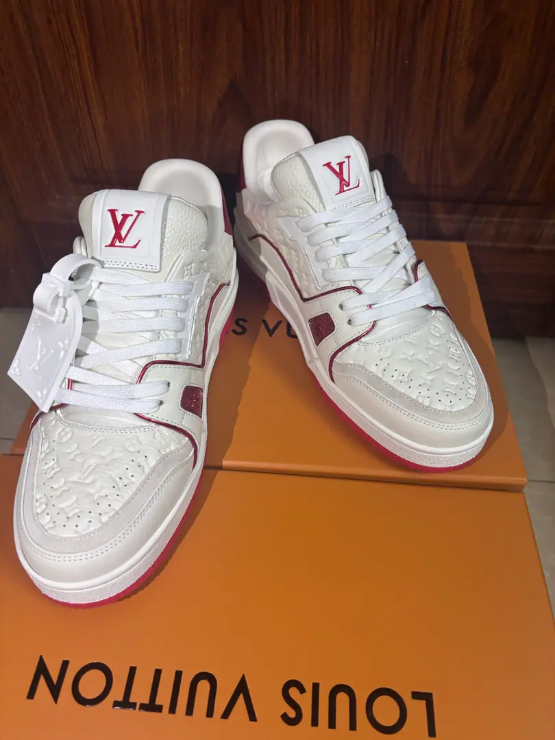 Top Version: Couple money. LV TrainerLouis Vuitton. Donkey. LHome. Couple money. Leisure Sports shoes Skis. Paragraph LV Trainer Sports shoes for extraction Monogram The canvas., with2026 The groceries of the Spring and Summer Boys Show echoed.. Monogram The canvass is a little bit more detailed., Key bag presents the leather.. Embleming rubber outside. Monogram Flowers. Send a cabinet for fine packaging🛍📦 ▪️Fabulous.: Original customized import of head-level cattle skin ▪️Uchi.: The original custom-made air network. ▪️Otsumi!: Original Open Model Slide-InTPUMaterial ▪️Bottom: 3CM ▪️Size: Female35-41 / Men38-46