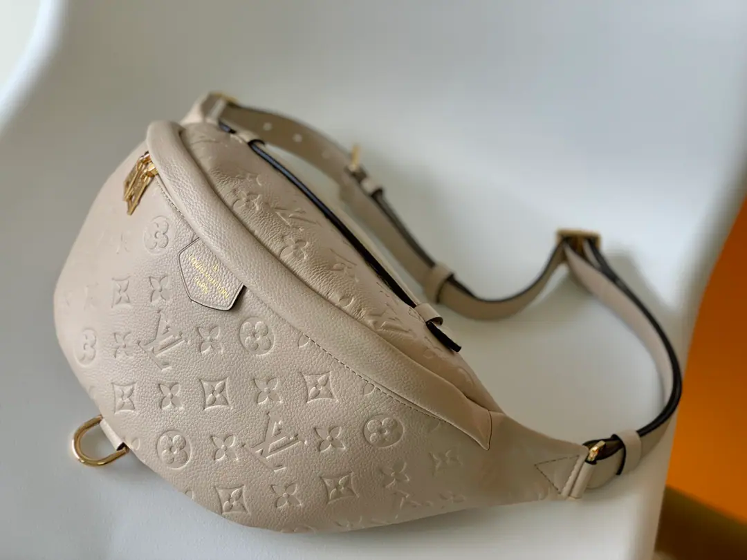 Head-deck pony quality On the spot.！Louis VuittonNew money coming in.！Counter Quality, Original single, Physical！ M44836White M44812Black Full Skin BUMBAG Chestbag., The pattern is a pocket bag., Single shoulder bag., Slash …Multiple ways of carrying, Soft.MonogramFabulous. A plaque for teenage girls. Sports style adds a pure fashionable leisure style.. Dimensions: 37*14*20