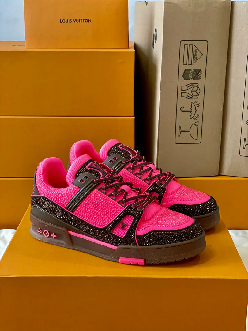 Top Version Couple money.💏 Paragraph LV Trainer The glitter of the crystals of the sneakers., To the designer.Virgil Abloh The original design of the Spring and Summer series is to be saluted.. The surface of the shoes and the rubber floors are a classic brush., Monogram Flowers dotted on it., I'm giving you inspiration from the ancient basketball shoes.. 🆚The only custom-made cow is a high-wild-lit cow counter-featuring. 🆚A private model.Vuitton Marking, Shoe straps. 🆚Customize silk slides. 🆚TPUCombine to base grinding and skating yellow ✅The original is hidden in the background.Monogram Flowers. Process: All computer needles are wired.. Shoeheads., Backset, Cold thermal process modifier. The whole set of holsters.. 35-40 39-44（45.46）