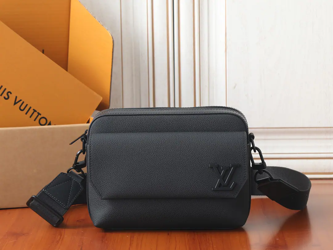 【 C01Dynamic chip】Top First List, Development of the original M22482✨‼️Paragraph Fastline The mailman bag is a very flexible leather-forming, cortex-based, and the mailman's bag is a very delicate leather-like, soft-ass., A pair of practical front bags., Capable of cell phones, Short wallet., Daily requirements such as notebooks and headphones. Louis Vuitton identification shoulder belt can be reconciled or disassemble, ♪ Shoulder slants and switch ♪. 23.5 x 18x 7CM (Length x High x Kuan) Cow leather. The leather side of the cow. Built liner Metal Metal LV Letter - We're going to pull the chain. The front cap is with a button. Shoulder belt.:Disableable, Adjustable Half a band.: 44.0 centimetres Half a length of the belt can be moved.: 63.0 centimetres