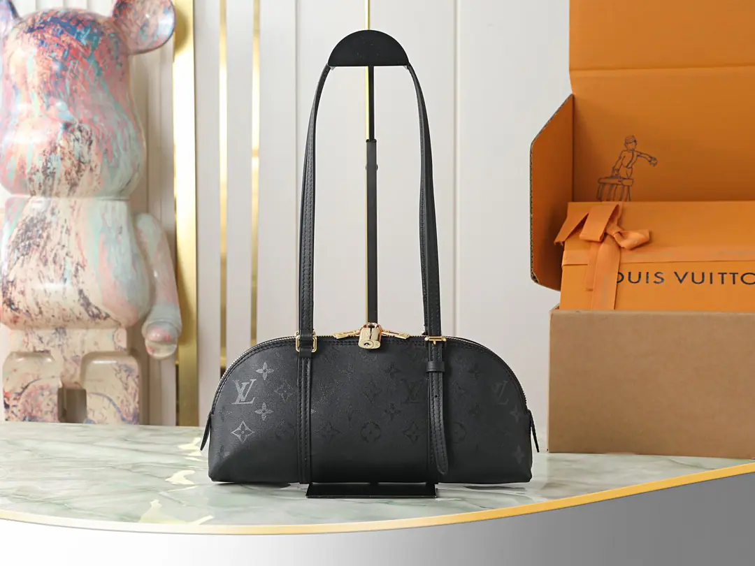 【Top First List It's so exclusive.】M3A Black Flakes One shoulder, armpit, under armpit. Squire East-West Single shoulder bag. From Monogram Ink Series, I'm showing you the Louis Vuitton classic.. Leather materials shape the fabric of the profit., Classic LV Hanging a little bit on it., Reconciling shoulder belts to multiple backs. There's a bag in the wide space., I can take the notebook., Smart phones and other daily requirements. Dimensions: 29 x 14 x 8 centimetres