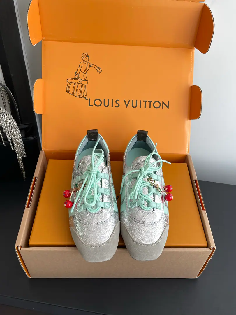 [🍒Append➕60] 🏧𝐋𝐕 SneakerinaThe ballet shoes. Flat shoes, leisure shoes. Paragraph LV Sneakerina Ballet sneakers for summer., Will Monogram Daningbu is a fine match with the same colored cow leather.. The pair of shoes with the color. Monogram Flowers hanging, It's a fun one.. Sides are accelerator. LV Letter and rubber Louis Vuitton logo, The distinctive features of the current design. Monogram Daning's fabric./Cow leather./A leather belt. Louis Vuitton ElementsSacchetto Process infusion TPU Outside Codes: 35-39（40.41Do it.）