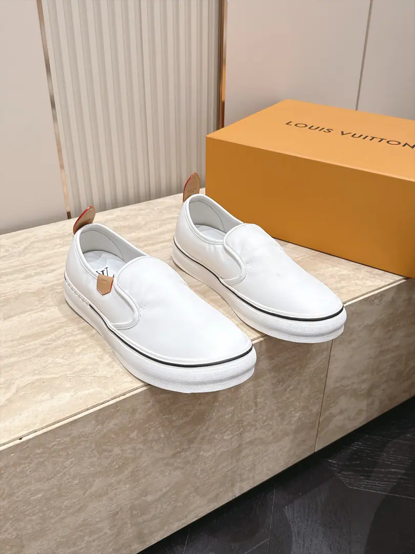 Men LVLouis Vuitton.LHome. The newest cowboy in the world with a donkey. Pump flowers. Old flower. Thick Leisure sports shoes Skis. Original procurement development Make the goods. This one.Lagoon Sports shoes for extraction Monogram Daningbu!, It's a classic.. The leather is wearing Louis Vuitton's logo., The glossy eye., The edges and shoelaces show the details., Dot Monogram The flower's rubber is so perfected. ▪️ Fabulous.: Customize head-deck skin ▪️ Uchi.: In the cow's skin. ▪️ Shoes under the sole.: Original Open Model Slide-InTPUMaterial ▪️ Bottom: 2.5CM ▪️ Size: 39-45
