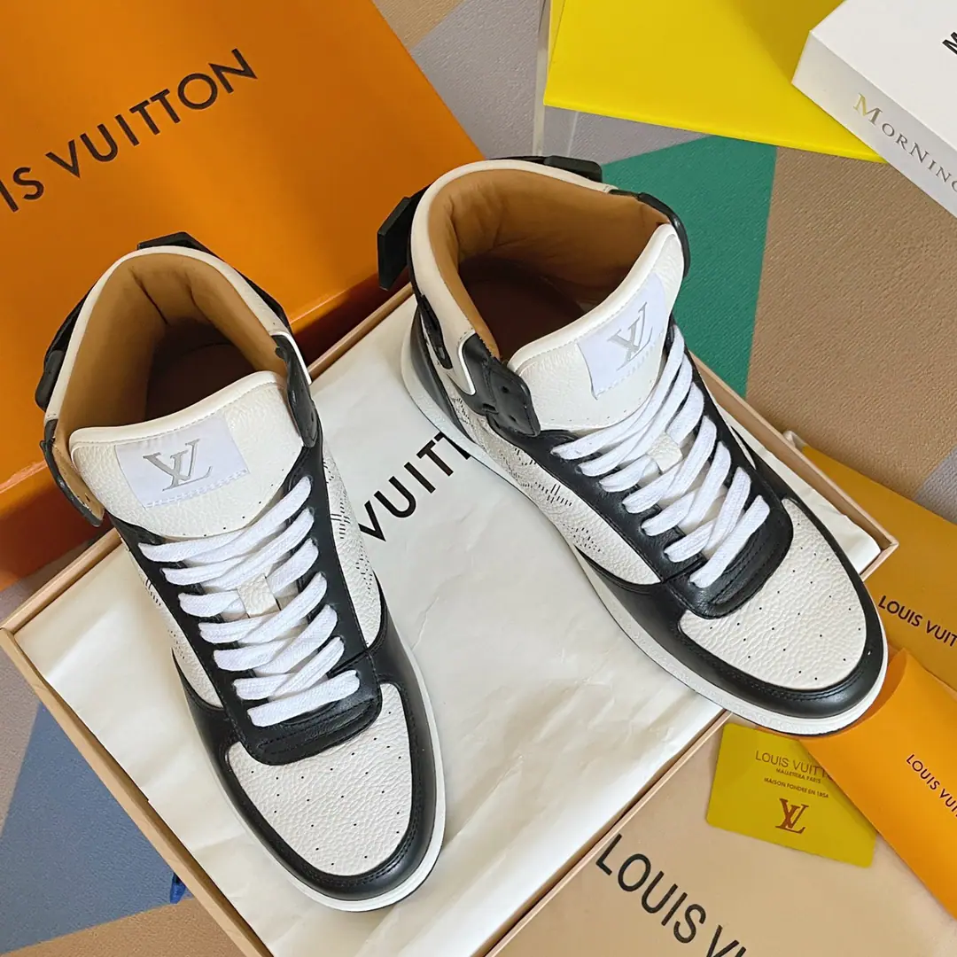 Top Version: Ko Gang! LVLouis Vuitton. LHome. Donkey.RivoliSeries Ko Ko-kwan! Leisure Sports shoes Shoes. Original procurement development Make the goods. Paragraph Rivoli High-band sports boots for cow leather., ♪ To show the classics with a sharp brush Damier Pattern. But the steady Louis Vuitton sign shoe belts are constantly designed., Rubber external configuration refined. Send a cabinet for fine packaging🛍📦 ▪️Fabulous.: Original import of head-level cattle skin ▪️Uchi.: The original custom-made air network. ▪️Shoes under the sole.: Original modeling slide-proof rubber floor ▪️Bottom: 2.5CM ▪️Size: Men38-45