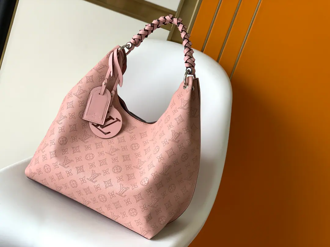 💕Top First ListM53188Four-colour spot., This package is for imported particles.TaurillonIt's made of cow skin., The contours of its fashion are so young., Full skin shawl, wrists and a lady with a double card. It's a nice slant on your shoulder., Super-size shiny, copper-locked seal., Add a forward breath.. Dimensions: 35.0 x 40.0 x 17.0 cm, 202075