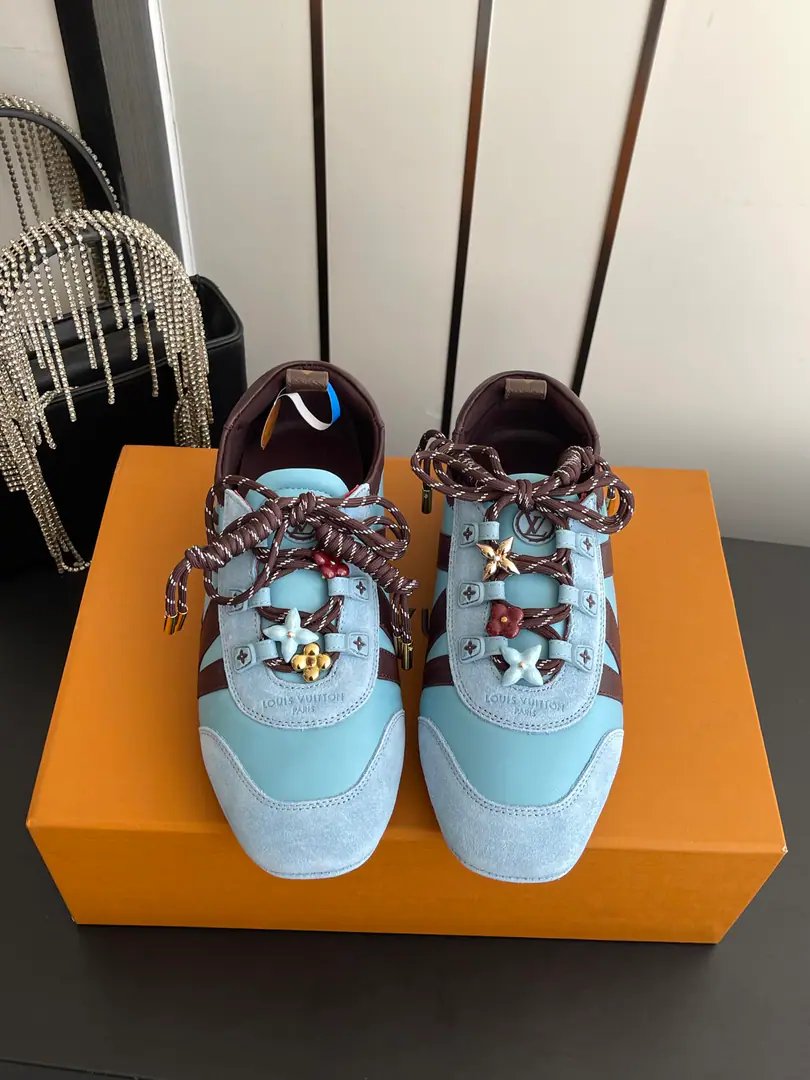 🏧𝐋𝐕 SneakerinaThe ballet shoes. Flat shoes, leisure shoes. Paragraph LV Sneakerina Ballet sneakers for summer., Will Monogram Daningbu is a fine match with the same colored cow leather.. The pair of shoes with the color. Monogram Flowers hanging, It's a fun one.. Sides are accelerator. LV Letter and rubber Louis Vuitton logo, The distinctive features of the current design. Monogram Daning's fabric./Cow leather./A leather belt. Louis Vuitton ElementsSacchetto Process infusion TPU Outside Codes: 35-39（40.41Do it.）