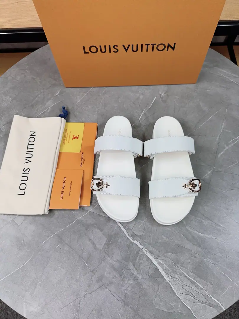 LV2025Spring and summer slippers.🌟The belt buttons can be strained. The sand is full of it. Original OpenLVMetallogoDecoration It's so fashionful and beautiful.🤳🏻Shoe-faced cow skin./Customize imported flower fabric/The original old flower leather. In the skin of the sheep. (Water table+Fly-resistant.+Rubber bottom)Three layers of a combination of the bottom. 🔶Size: Women35-43Men: 38-46