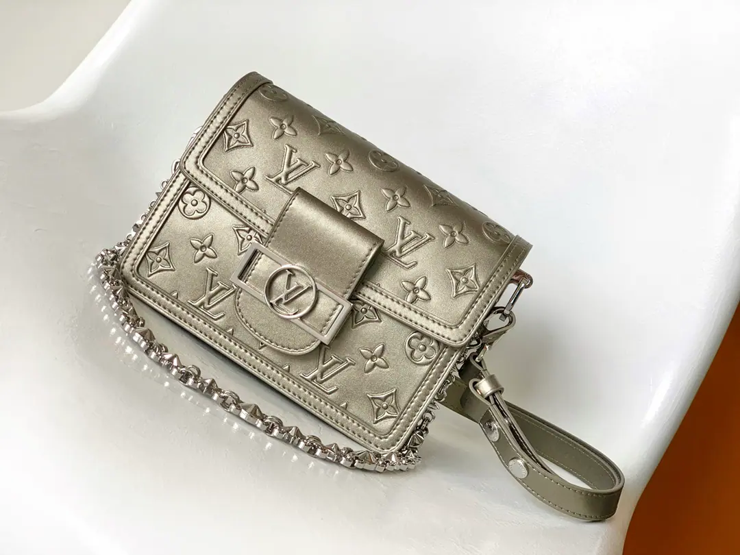 Special price M21740 Top First List2023 Cruise The opening of the morning spring show. Monogram The series of mysterious veils.. This section Dauphine Mini-bags for the leather., With a delicate metal. Monogram Ballast. Rectangle capped LV Circle Marking continues Dauphine The serial marker pen tentacles, A pair of straps and gothic chains.. 20.0 x 15.0 x 9.0 centimetres (Long x High x Kuan) • Cow leather. • The leather side of the cow. • Microfibre liner • Metal • Intra-inter-inter-terror • Backside Pocket • Turn the cap open., Yes. LV Magnetic buttons • Shoulder belt.: Disableable, Adjustable • Half a band.: 26.0 centimetres • Half a length of the belt can be moved.: 49.0 centimetres • Chain: Disableable • Half a chain.: 24.0 centimetres