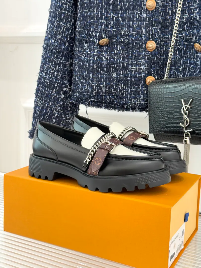 🏧𝐋𝐕The top donkey brand. The classic old flower belt chain with thick deer-Fleud shoes. It's super patient. The details are so great. The upper foot is very comfortable. The fabric is custom-made for calf skin. The insides are all sheep's skin. Original modeling, slide-proof floor size: 35-41 [40/41Custom]
