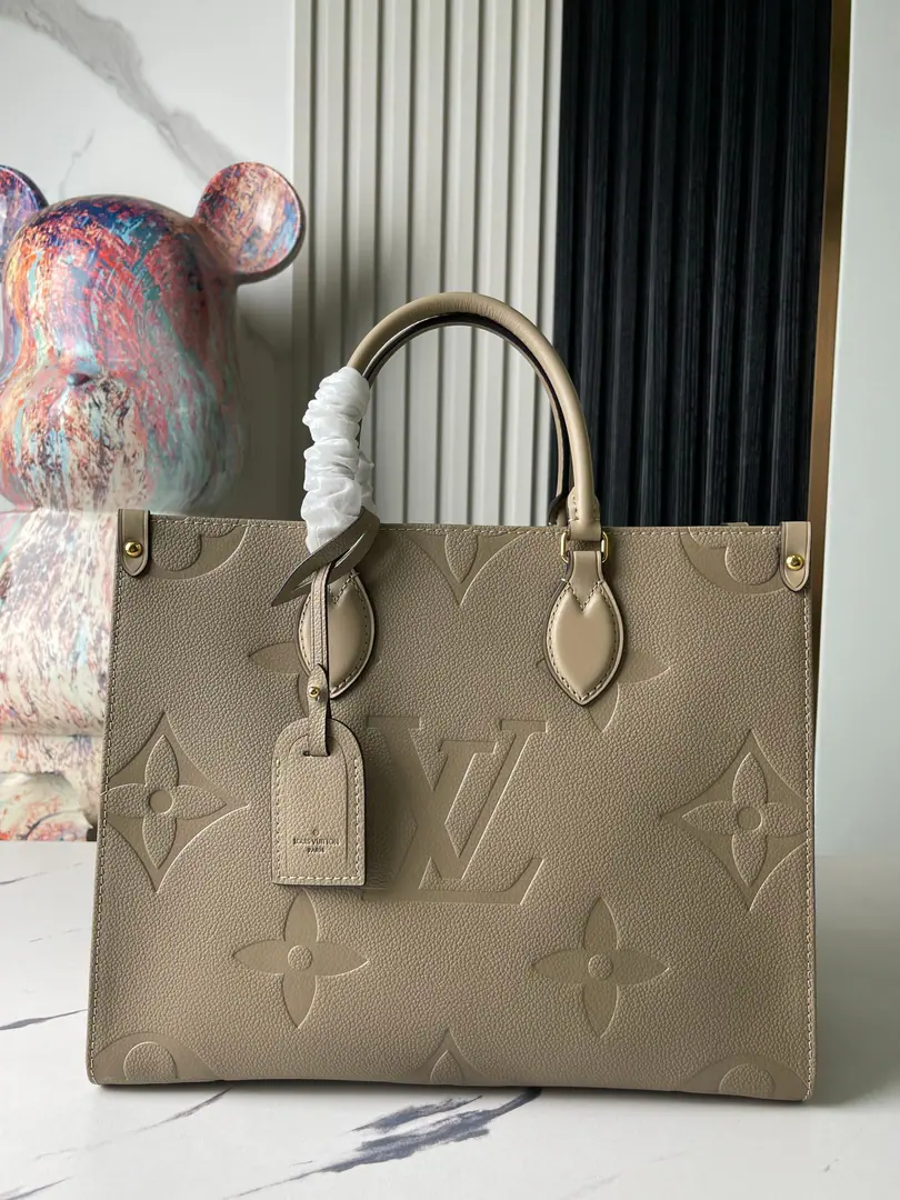 【Top First List It's so exclusive.】M45595 M45607Gray-stamped flowers ParagraphOnTheGo MediumToteThe bag will beMonogramThe pattern is printed first, then pressured to softly punctuated cow skin., It's got a lot of laptops and other office supplies in it., Long handles for hand or shoulder., Skin of a bull with a grain of pressure., The pear of a cow., Superfiber liner, Metal, The zipper's in the bag., Double bag., Hand handle.. Details34.0 x 26.0 x 13.0