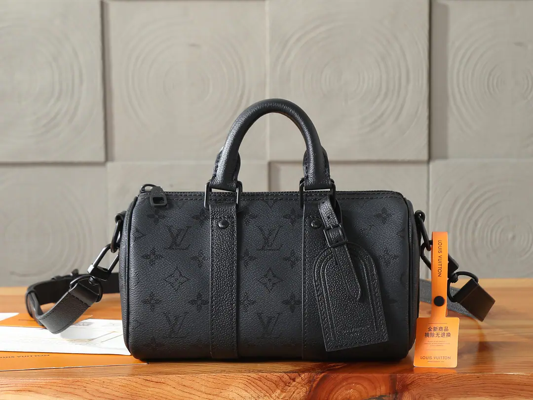 P【 C01Dynamic chip】‼️Top First List, Enhanced version‼️Keepall Bandoulière 25 The bag is... Monogram Midnight The canvas is a little deep. Monogram Stamps, ♪ And I'm a man of confidence ♪. A fine urban model with leather edges and dumb zippers. The top handle and the wide band can be removed and adjusted to the sundry swirling and hand-held.. Model: M28369 Dimensions: 25 x 15 x 11 centimetres (Length x High x Kuan)