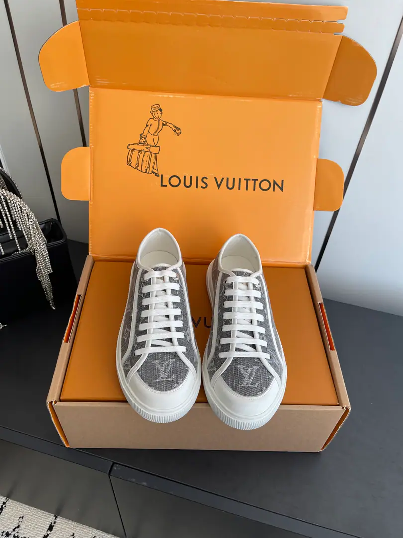 🏧𝐋𝐨𝐮𝐢𝐬 𝐕𝐮𝐢𝐭𝐭𝐨𝐧Louis Vuitton. New paragraph LV LagoonThe Danin Cowboy Series, old-time sails, skateboard shoes, leisure sneakers. Original purchase development for sale Whole pair of shoes.ZpDevelop and build, All Custom Materials The only one who can be a big shot. Codes: 35-41（40 41Make a reservation.）