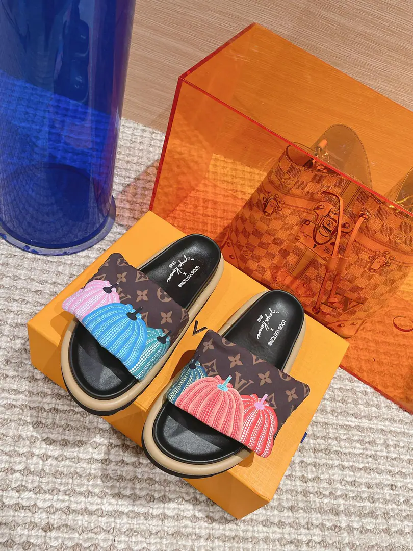 🐼🐼 LV | Louis Vuitton. 2023♪ Spring and summer ♪ Top Version⚠️ The newest feather slippers in the cabinet. A huge amount of money from domestic and international bloggers., Old and fashionable. The upper toe blew up.！The boss's push. All colors. Shoe.: nylon's old bouquet.➕Full feathers. Uchi.: Lamb skin. Otsumi!: The original is starting to burst into the bottom. Shoes.: Female size35-40 （41. 42No, no, no, no, no.）