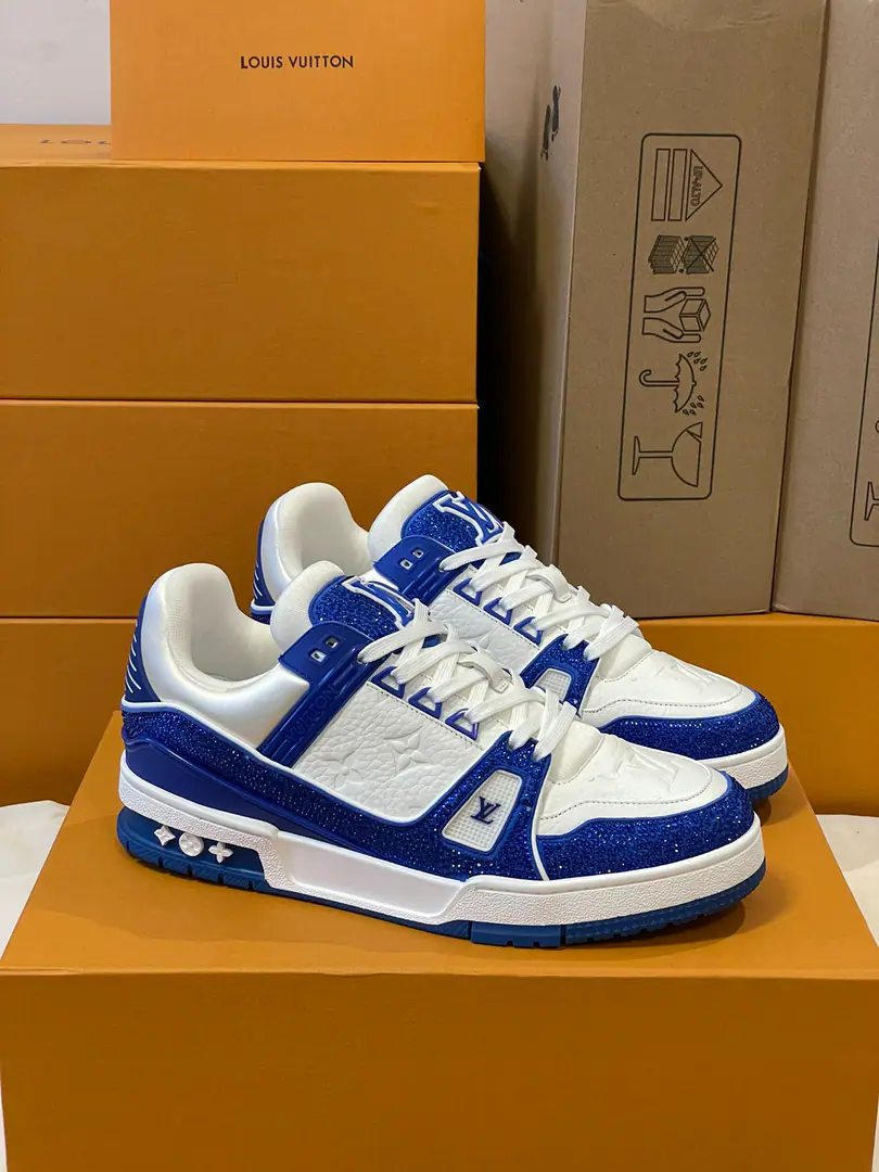 Top Version Couple money.💏 Paragraph LV Trainer The glitter of the crystals of the sneakers., To the designer.Virgil Abloh The original design of the Spring and Summer series is to be saluted.. The surface of the shoes and the rubber floors are a classic brush., Monogram Flowers dotted on it., I'm giving you inspiration from the ancient basketball shoes.. 🆚The only custom-made cow is a high-wild-lit cow counter-featuring. 🆚A private model.Vuitton Marking, Shoe straps. 🆚Customize silk slides. 🆚TPUCombine to base grinding and skating yellow ✅The original is hidden in the background.Monogram Flowers. Process: All computer needles are wired.. Shoeheads., Backset, Cold thermal process modifier. The whole set of holsters.. 35-40 39-44（45.46）