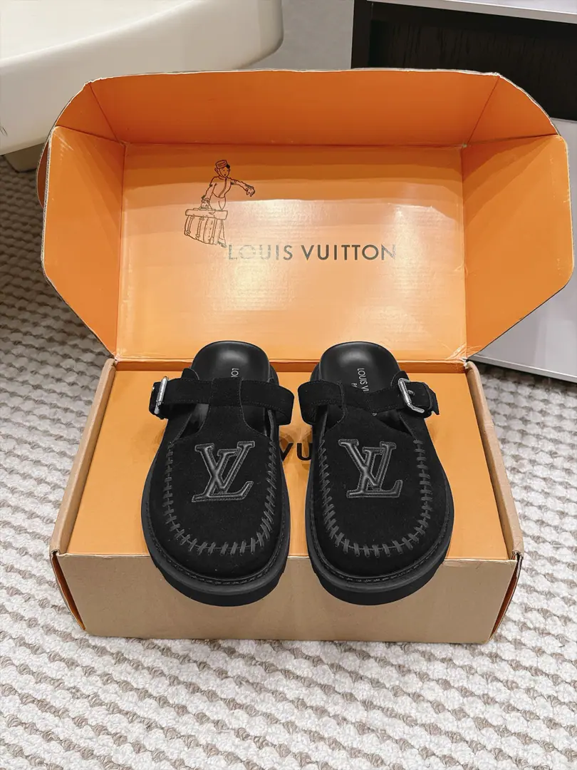 Requisition level LVLouis Vuitton.26/New paragraph Floor Muller slippers. The shoe's body is sewn hand-made to recapturing the ancient contours., Signal presses and metal button details are full., The thick core is stunned by the thick core., He's got a thin foot and a big air.. A cowboy., Leisure, The dress fits., The laxity of the laziness is so low-profile., It's a perfect balance between the accommodative and the delicate., It's a card card from the closet.. Shoe.: Imported sanded cattle skin Uchi.: Import of sheep skin Otsumi!: Original version to open Codes: 35-41 （40 41 Custom）