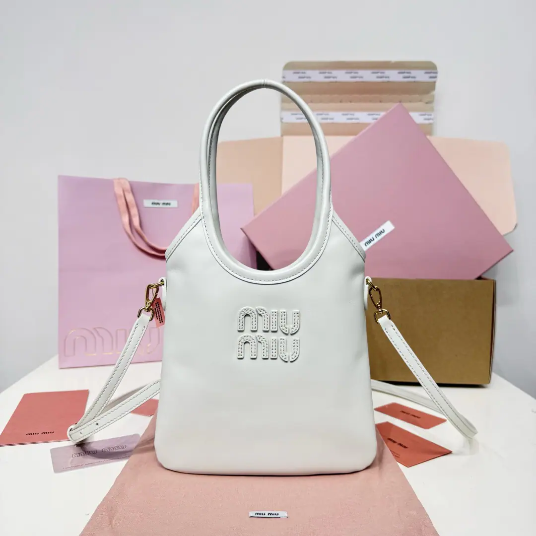 5BA, miuThe new one, the Totbag., The new size is cute and the fit is high., It's so stylish and so stylish., The details are very elaborate., The classic letter of the Fault is marked with a unique style of tone and recognition., Continue MiuThe wind of the past., ♪ And then you're gonna be ♪, With a disassemble-to-regulate leather shoulder belt., But it's more practical to hold your shoulder hand., The staircase., With a sticker bag., Dimensions: 20 cm X 24 cm