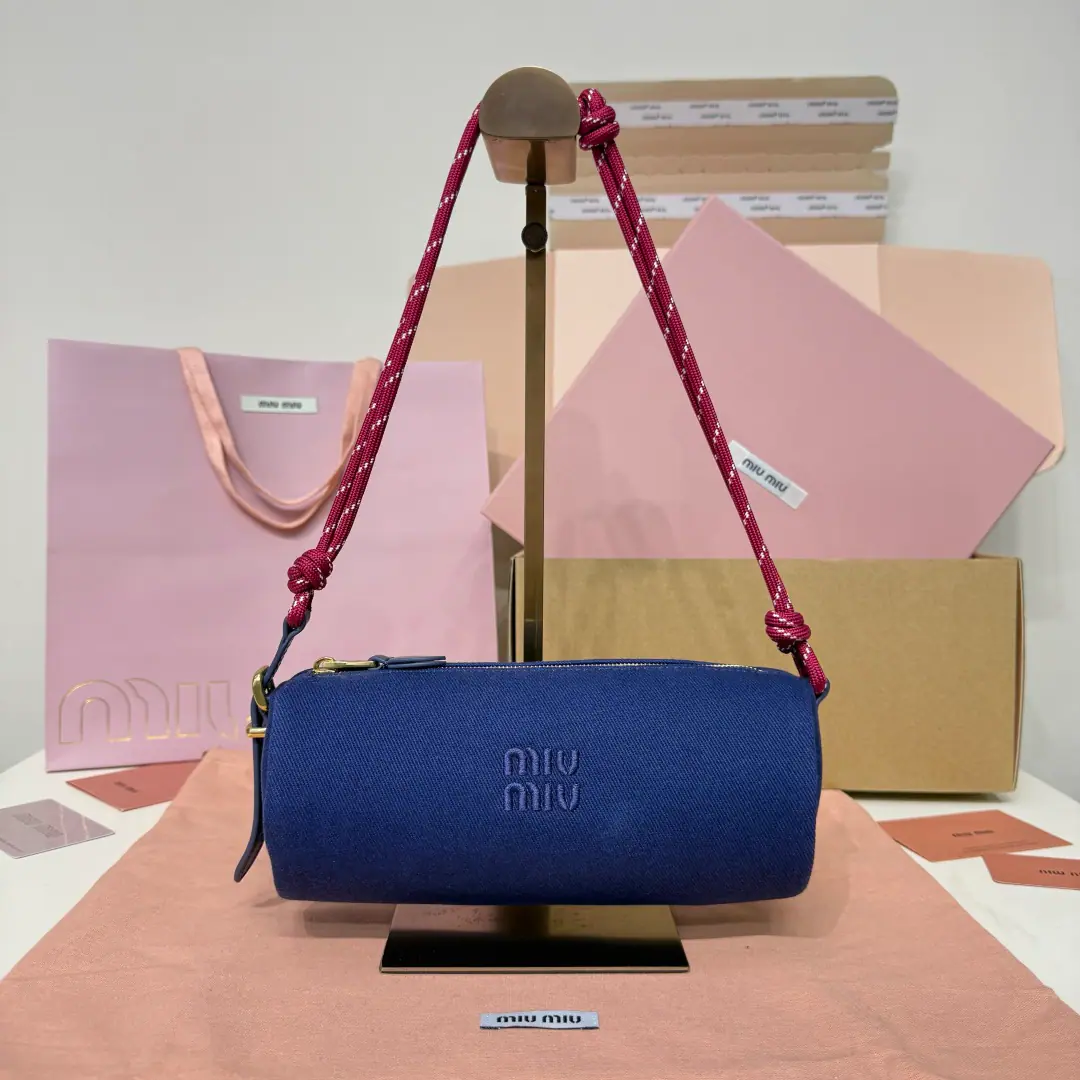 Miu Miu Bail bag.｜The laxity is holding it. Disassemble Miu Miu The girl's genes., The spirit of the sails. The cylinders are neatly contoured. The canvas is colliding with the leather. Activation“- Very delicate and undisturbed.”♪ And the modern style of the It's not loud. But he's got a attitude. When a strong cylinder contour meets a soft turquoise canvas It's kind of...“No strength.”- The fashionable.. The canvas is half the price of the skin., I'm not gonna be able to walk around. It's gonna fit in. Pro Max + Pizza. + Keys. It's enough for the day. 5NE Dimensions: 22 X 9 X 9 cm