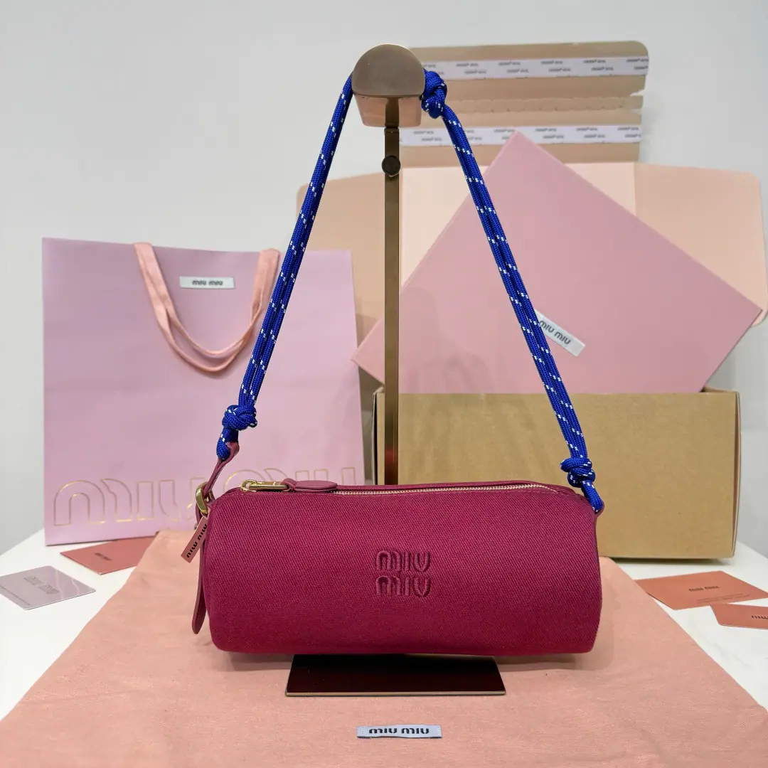 Miu Miu Bail bag.｜The laxity is holding it. Disassemble Miu Miu The girl's genes., The spirit of the sails. The cylinders are neatly contoured. The canvas is colliding with the leather. Activation“- Very delicate and undisturbed.”♪ And the modern style of the It's not loud. But he's got a attitude. When a strong cylinder contour meets a soft turquoise canvas It's kind of...“No strength.”- The fashionable.. The canvas is half the price of the skin., I'm not gonna be able to walk around. It's gonna fit in. Pro Max + Pizza. + Keys. It's enough for the day. 5NE Dimensions: 22 X 9 X 9 cm Miu Miu Bail bag.｜The laxity is holding it. Disassemble Miu Miu The girl's genes., The spirit of the sails. The cylinders are neatly contoured. The canvas is colliding with the leather. Activation“- Very delicate and undisturbed.”♪ And the modern style of the It's not loud. But he's got a attitude. When a strong cylinder contour meets a soft turquoise canvas It's kind of...“No strength.”- The fashionable.. The canvas is half the price of the skin., I'm not gonna be able to walk around. It's gonna fit in. Pro Max + Pizza. + Keys. It's enough for the day. 5NE Dimensions: 22 X 9 X 9 cm