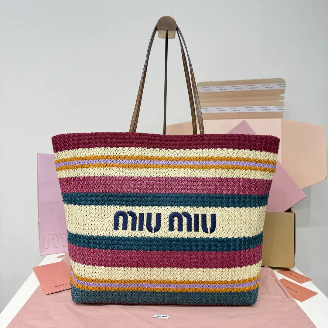 New paragraph Weaving out the goods. 5BG, Imported Rafigra and welded Tot bag., The only market-to-record quality, Positive signatureMiuMiuEmbroidery, Cotton Brine., It's so light., It's a huge capacity., The trip is necessary., It's applied every quarter of the year., It's a super-bigmatic beauty., Dimensions: 40X34X16CM, Prefixed packaging