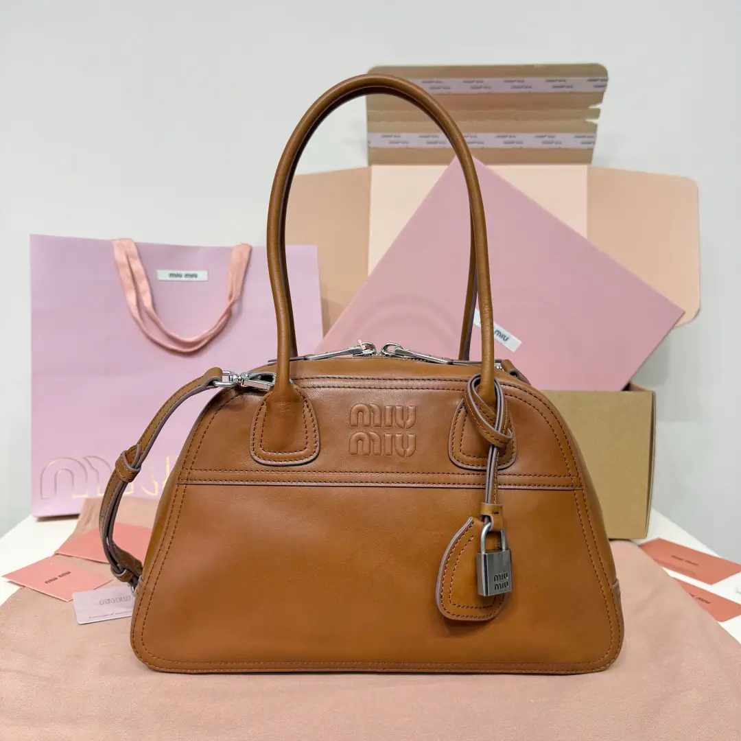 5BB, New items.Vivantbowling bag., Use the color to make old cow skins., Leatherly retrograde., ♪ And the feeling of freeness ♪, Precision contour, The details of the line of profit are perfect., The label with the bouquet., Add marker elements, Old hardware accessories from the ancients., The liner of the liner., Zip-chain pocket and sticker bag, It's easier to use your long shoulder belts to free your hands., The wrists are suitable for handheld or shoulder., Out-of-town date., Light transit., The party's best. Dimensions: 32X19.5X11CM
