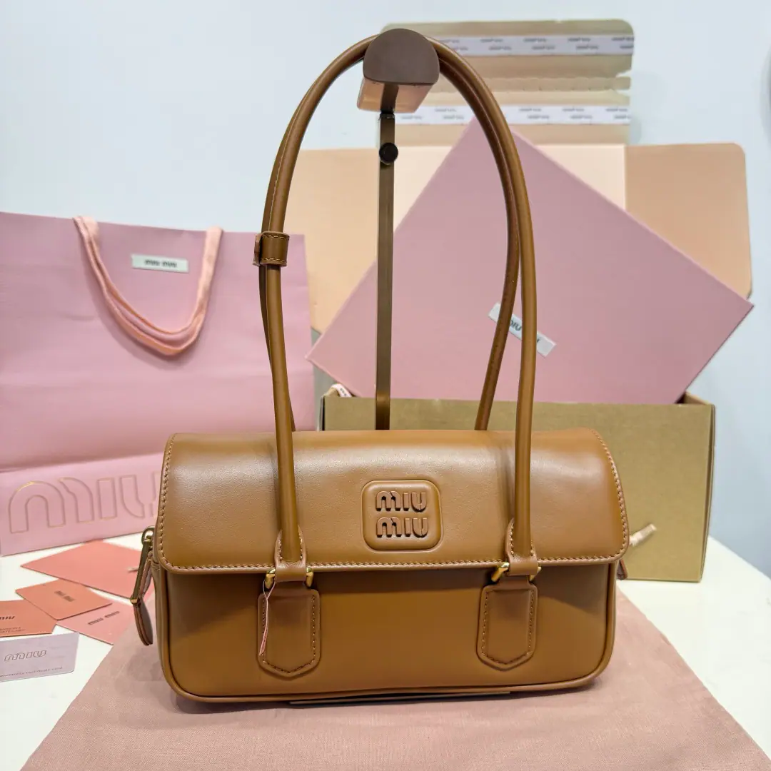 🍒5BD 😘（- It's a dry city.）New armpit under wraps., Soft cow skin., It's delicate and durable.. Classic rectangle design, The marker is very recognizable., Both the handheld and the armpit back.OK, Medium Capacity, I can fit every day's stuff for commuting.. The color is a match of the ancients., Wearing is what we need., It's easy to raise the image. Dimensions: Bottom 24x High 11.5x Kuan 5cm