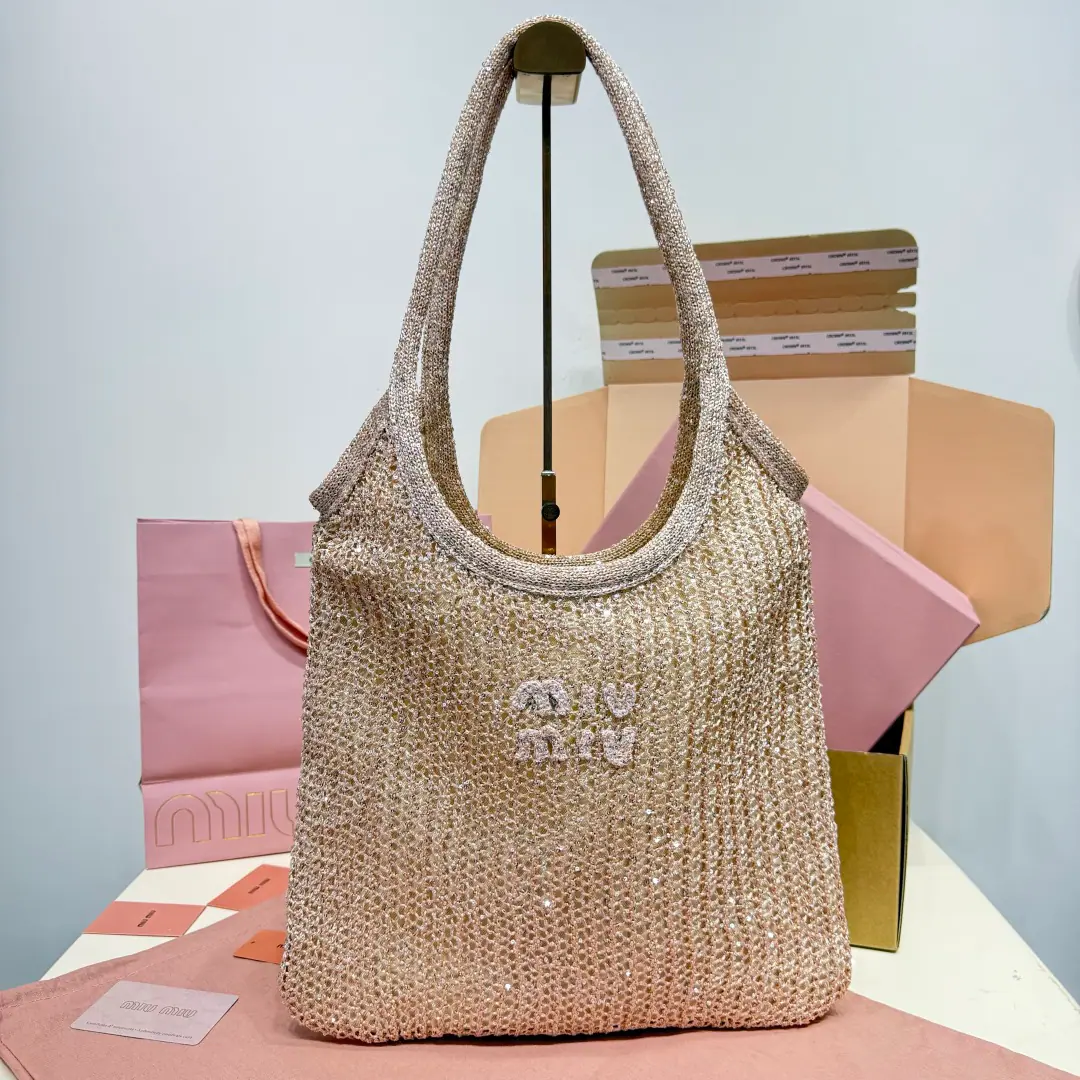 Honey pink. New glitter net veilIVY Handbag., The radiance of the radiance shines on the radiance of the radiance., The shape of the fluids is so modern and so fine., The unique material is visible.MiuDon't be a design person., The insides can be removed from leather bags., Designed for luxury and utility. Model5BG Dimensions: 35 X 40 cm