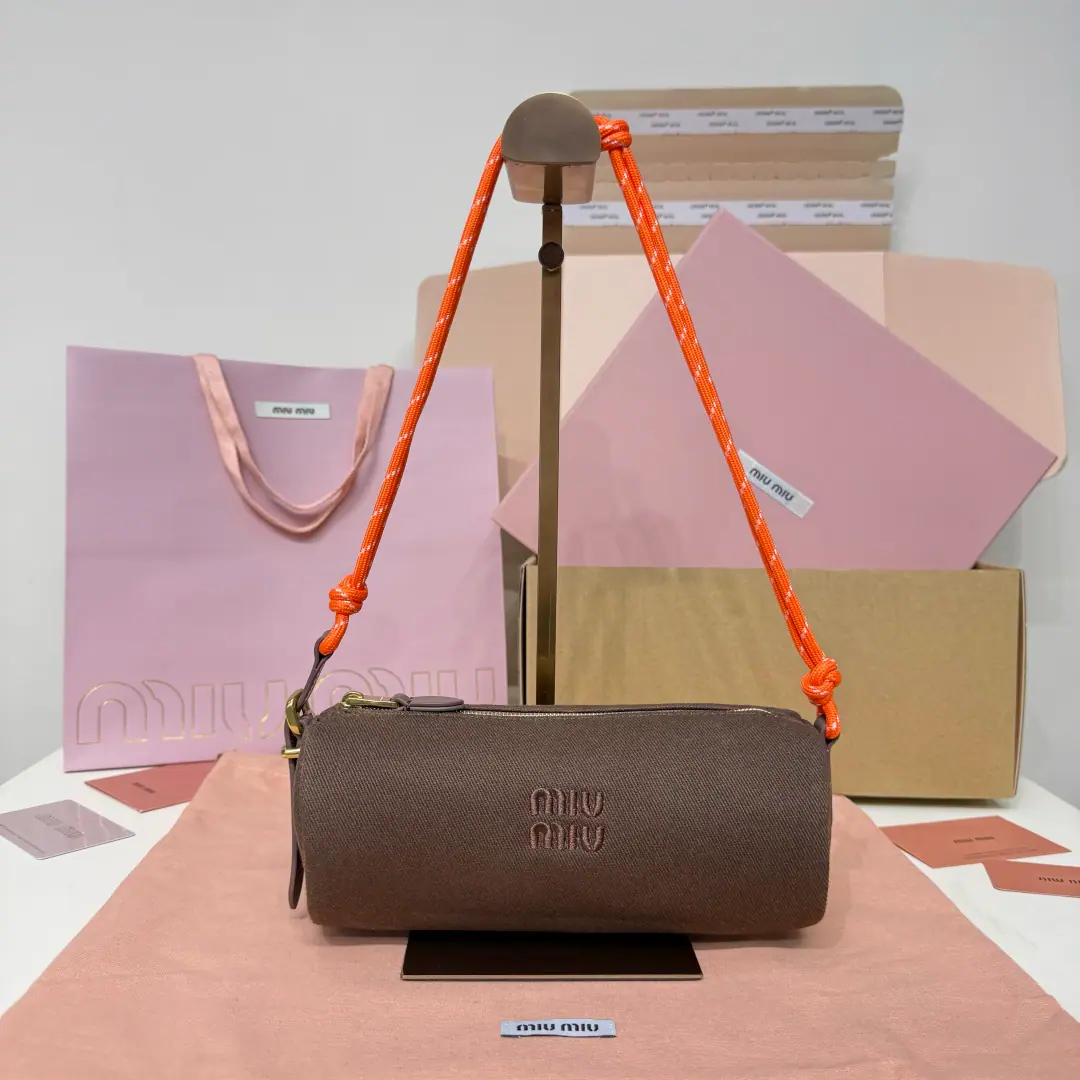 Miu Miu Bail bag.｜The laxity is holding it. Disassemble Miu Miu The girl's genes., The spirit of the sails. The cylinders are neatly contoured. The canvas is colliding with the leather. Activation“- Very delicate and undisturbed.”♪ And the modern style of the It's not loud. But he's got a attitude. When a strong cylinder contour meets a soft turquoise canvas It's kind of...“No strength.”- The fashionable.. The canvas is half the price of the skin., I'm not gonna be able to walk around. It's gonna fit in. Pro Max + Pizza. + Keys. It's enough for the day. 5NE Dimensions: 22 X 9 X 9 cm