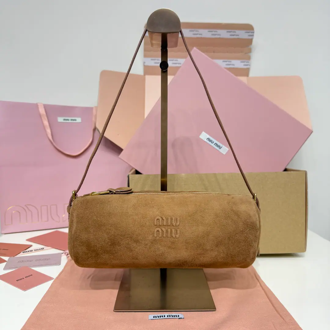 5NE, MiuMSmall cylinder bag, Use it all new, fuzzy., Soften leather, Self-harmonized shoulder belt, The object is really very qualitative., It's a very design-oriented column structure., Little one is very delicate., It's hot and cute., A full-fledged girl., It's a lot of capacity., Don't be too easy with your armpits. Dimensions: 22 X 9 X 9 cm