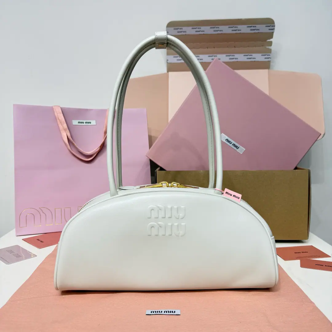 MiuI'm a dumpling bag., The official network is pushing., This year is a big one.🔥Pattern, Use imported cow skin, Fashion Half-Cool Design, He's got a shape., It's a different style., Very well-suited., It's a good ride., Positive marker metallogoTitle, Dismantled to adjust leather straps, Cotton-coated latock and stickers, A lot of stars.～Big number.5BB Dimensions13,5x30x13cm.