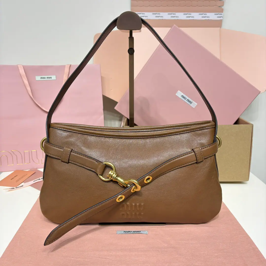 5BC, The new one is a Chinese bag under the armpit., Newly flexible sheep skin., Soften Leather Advanced, This one.Aventure The leather bag is inspired by the09YearMiuHide Design, Restructured, Reconstructing a unique shape., To be a new person., The label with the bouquet., Add marker elements, Retro-gold hardware accessories, The liner of the liner., The inner zipper pocket., Long wrists fit for handheld or shoulder., Dimensions: 33X19X5CM